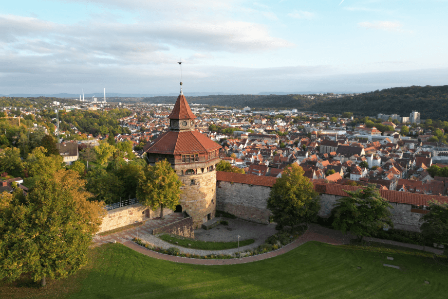 eine Luftaufnahme in der Stadt der DJI Mini 3 Pro.